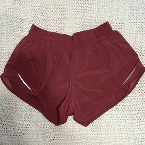 Lululemon Low Rise Hottie Hot Shorts 2.5 in-seam size 4